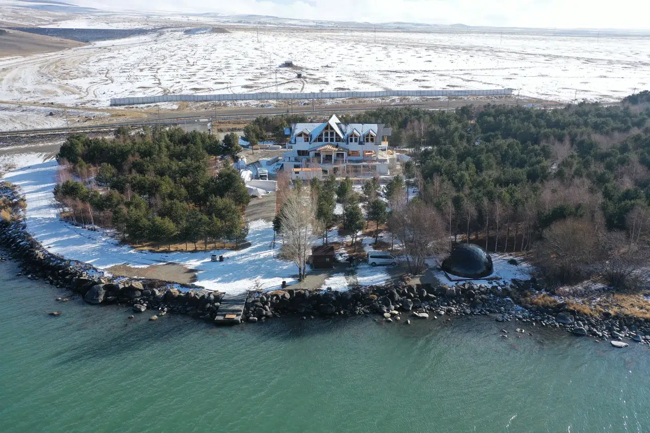 Kars’ın kış cenneti yenileniyor! Çıldır Gölü kütük evi açılışa gün sayıyor