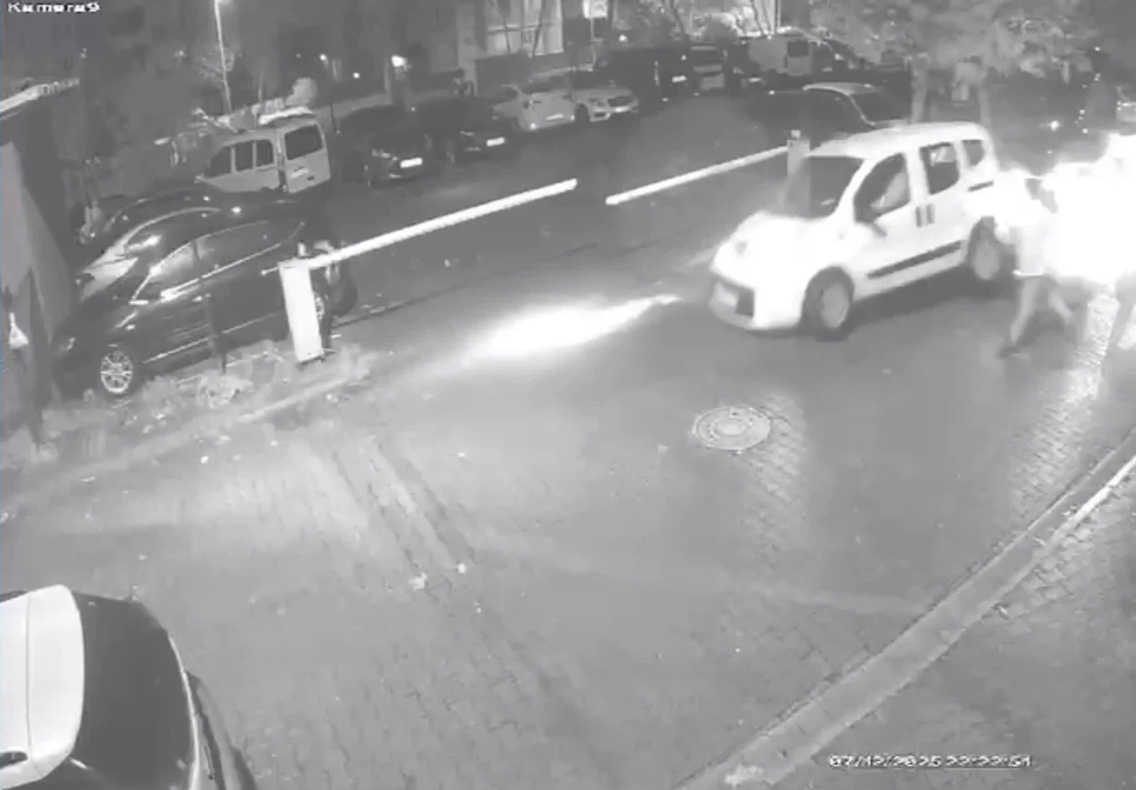 Geri geri gelip park halindeki araca çarptı...Pendik’te akılalmaz anlar kameraya yansıdı!