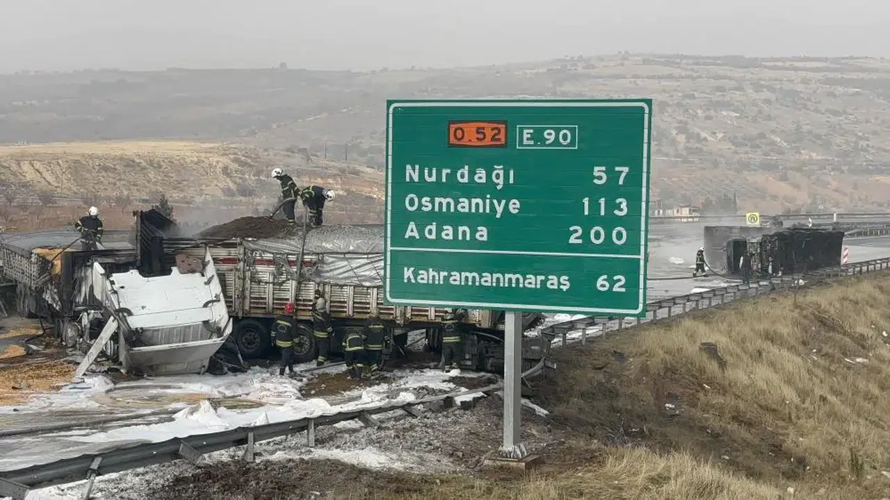 TAG Otoyolu’nda büyük panik: Tırlar çarpıştı, yol kapandı!