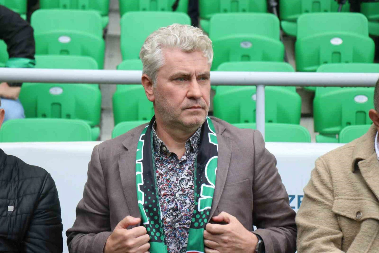 Sakaryaspor’da taşlar yerinden oynadı: Başkan Kıratlı görevden ayrıldı!