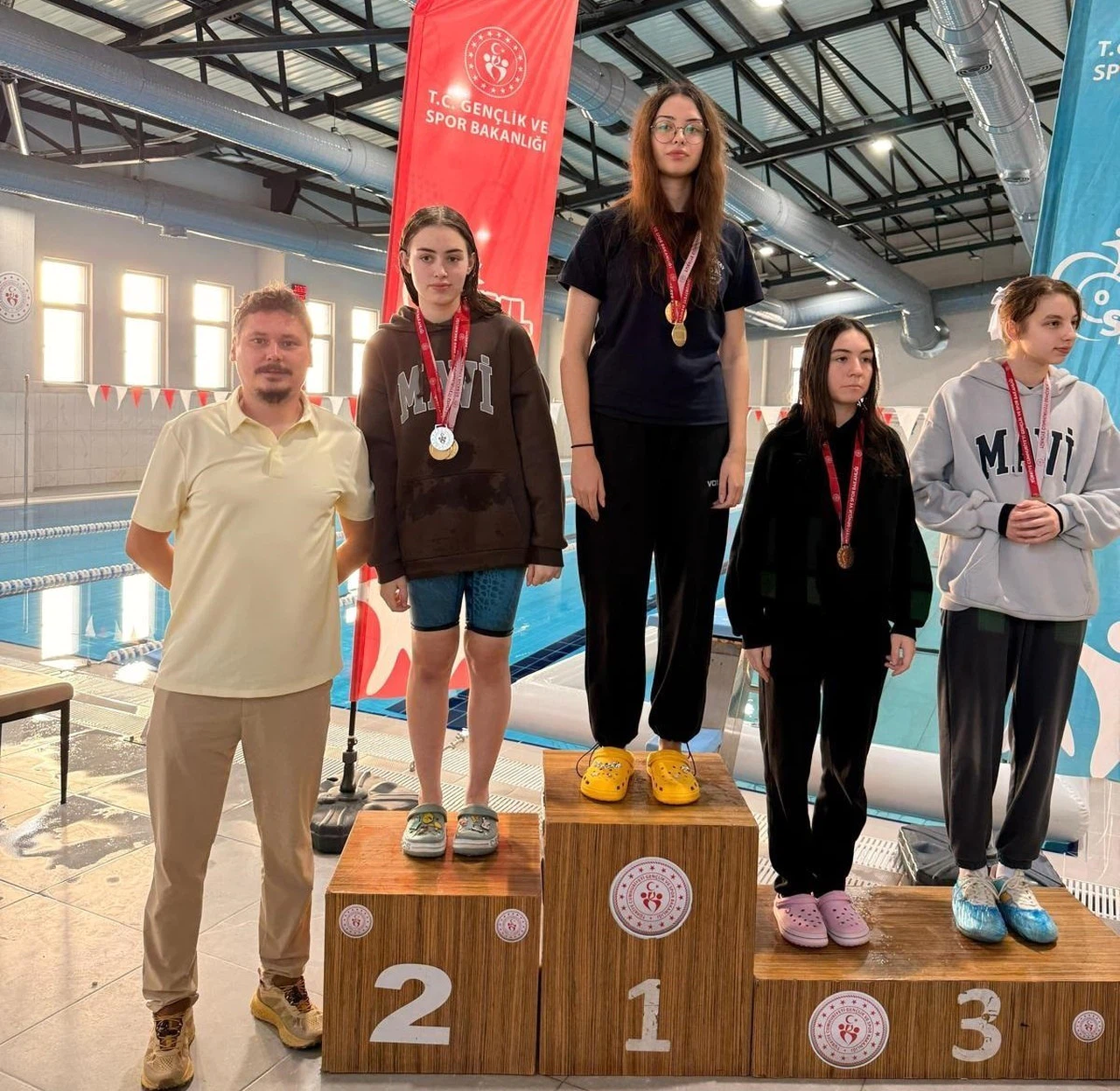 Düzce’nin genç yüzücüleri gövde gösterisi yaptı, tribünler ayakta kaldı!