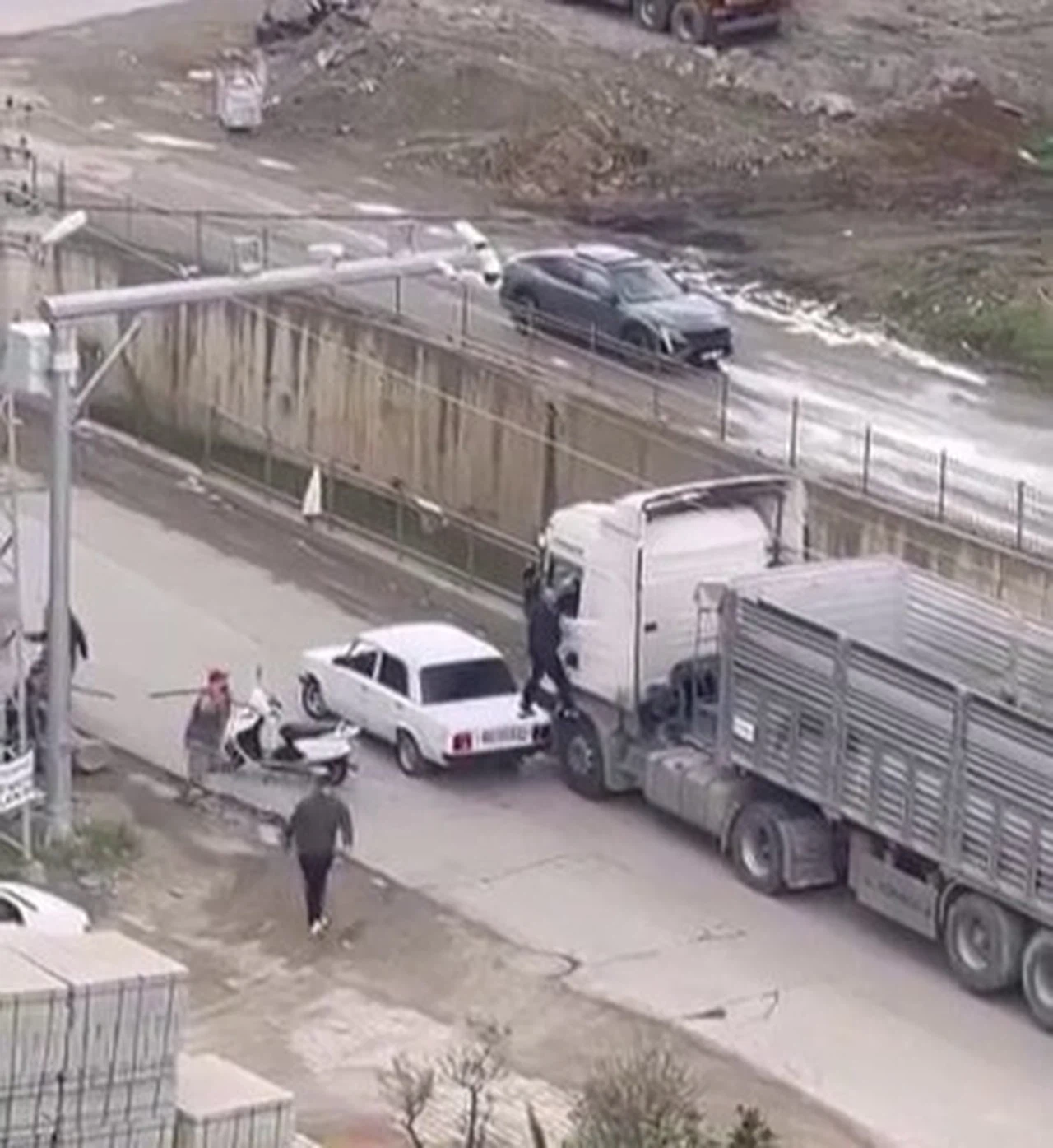 Tır şoförüne yol ortasında saldırdılar... Araçtan inemedi, dakikalarca dehşeti yaşadı!