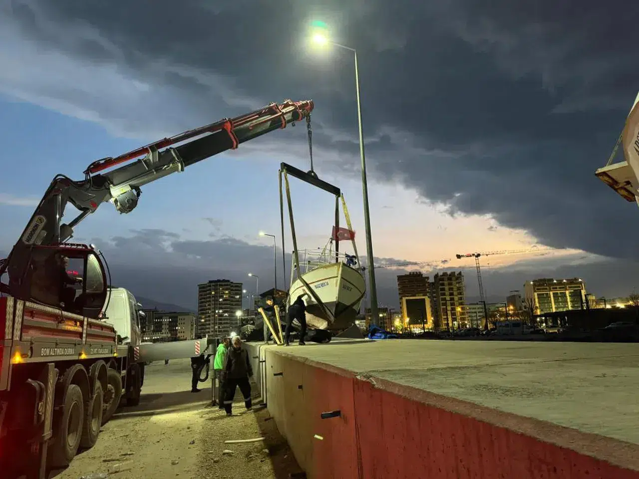 Kuvvetli rüzgar ve dalgalar Hatay'da 6 tekneyi sulara gömdü!