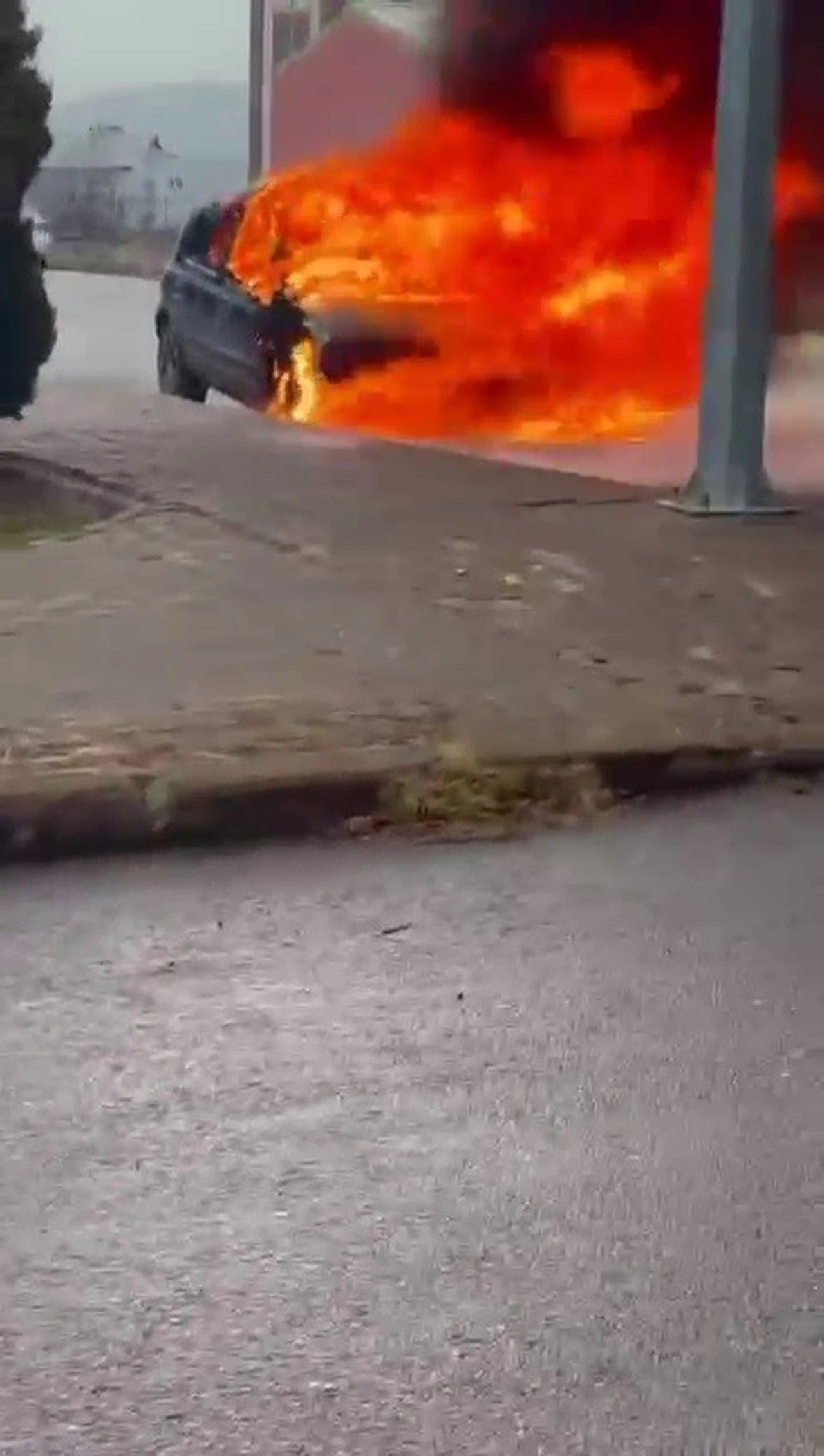 Sivas’ta araç cayır cayır yandı, mahalleli sokağa döküldü... Geriye iskeleti kaldı!