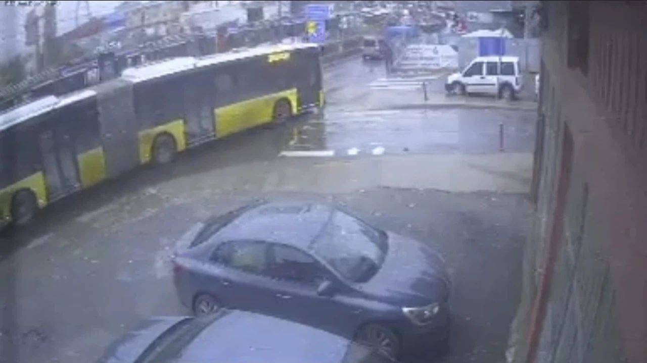 Sultangazi’de kaygan yol kazası ucuz atlatıldı! İETT otobüsü kontrolden çıktı, ortalık karıştı