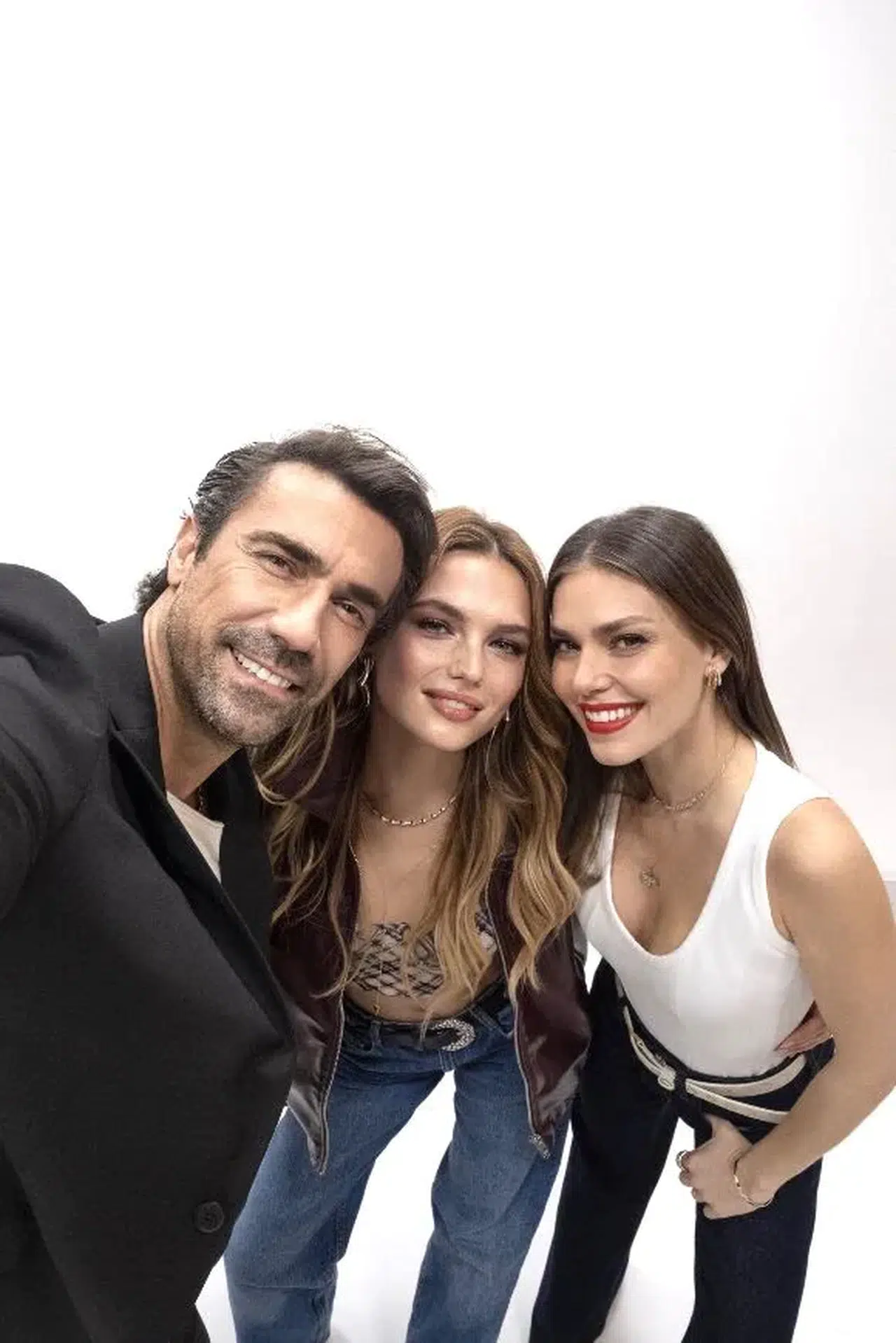 Aslı Enver ve İbrahim Çelikkol aynı dizide: Disney+’tan 'ayna' sürprizi
