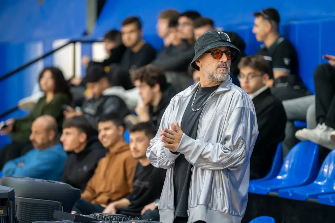 Sahneden parkeye! Anıl Piyancı’dan Antalya’da sürpriz zafer