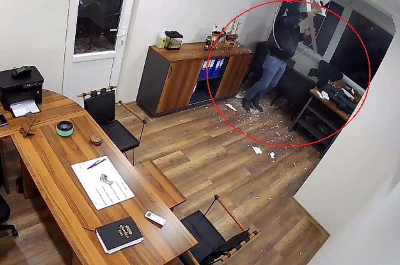 Tavana bastı, ofise indi... Ordu'da akılalmaz anlar kameralara yansıdı!