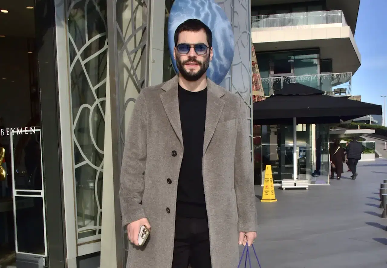 Başarılı oyuncu Akın Akınözü yılbaşı festivalinde ilgi odağı oldu