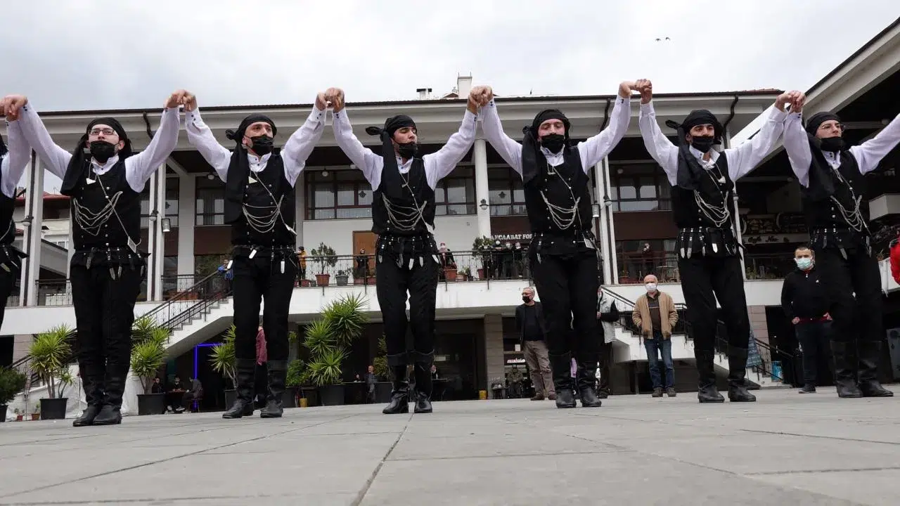 Akçaabat’ta horon ateşi: Gençlerin sahne gücü dünyaya taşınıyor!