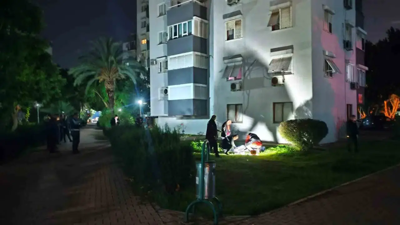 Camdan sarkan kişiyi görenler şok oldu: Antalya’da sitede korku dolu gece!