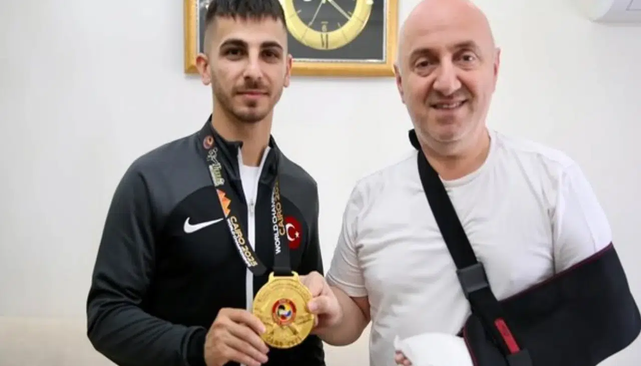 Karatede büyük gurur: Eray Şamdan koleksiyonunu tamamladı