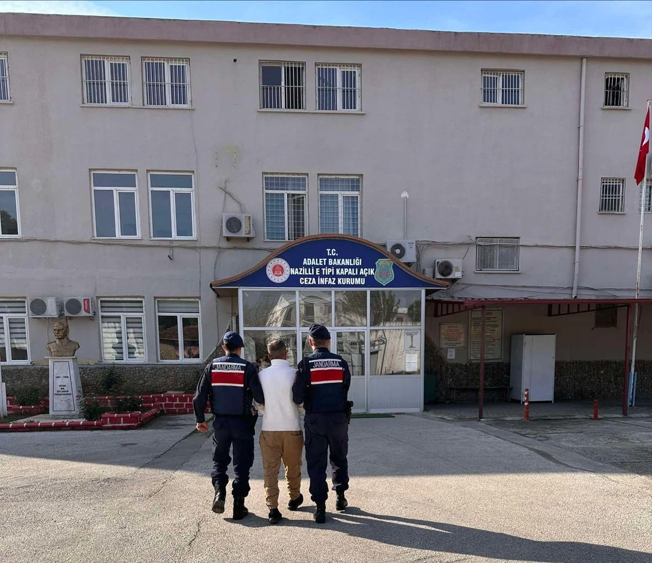 Nazilli’de uyuşturucu suçundan aranan şahıs kıskıvrak yakalandı!