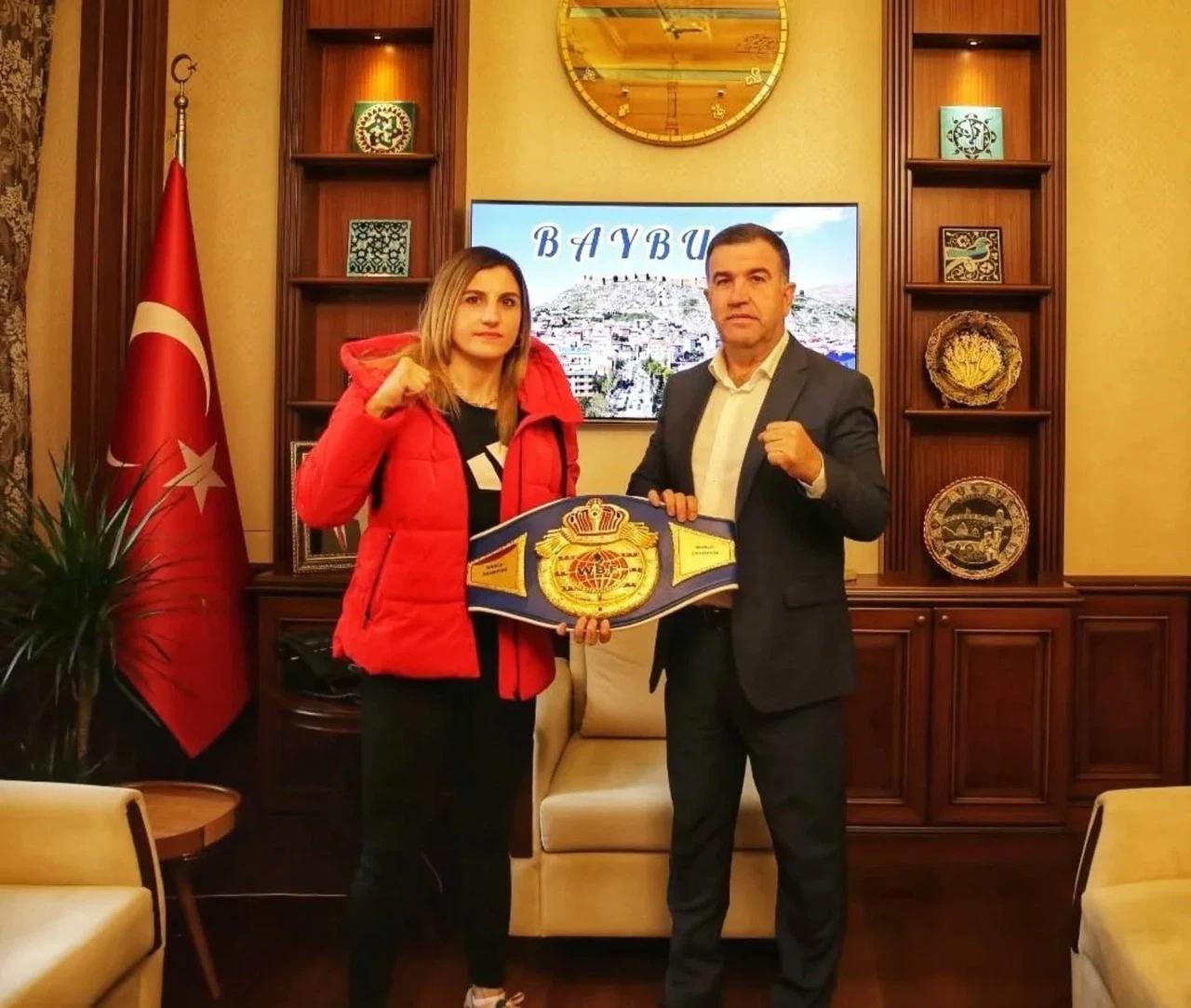 Bayburt’un altın yumruğu zirvede: Elif Nur Turhan dünya tahtını devirdi!