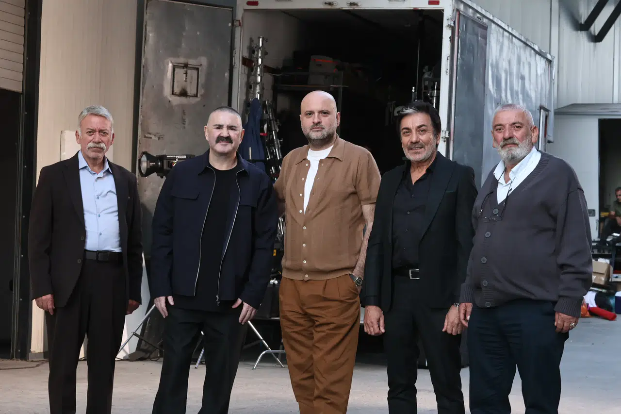 Ketenpere Dalavere geliyor! Dev kadroya dev afiş