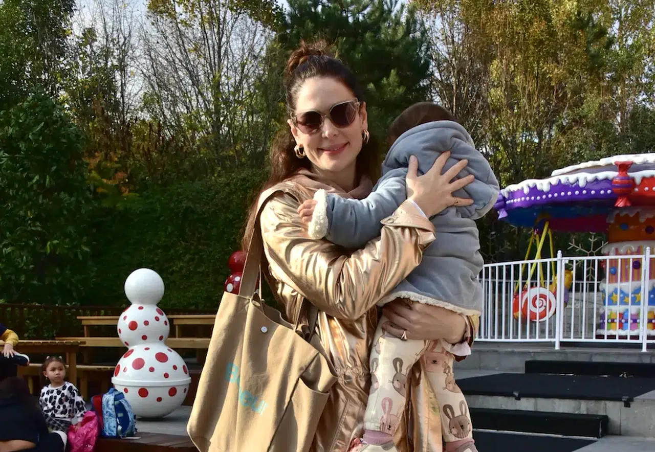 Anne-kız yılbaşı festivalinde! Yıldız Çağrı Atiksoy’dan sımsıcak görüntüler