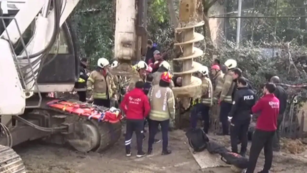 Son dakika: Kadıköy'de kuyuya düşen işçi yürekleri ağıza getirdi!