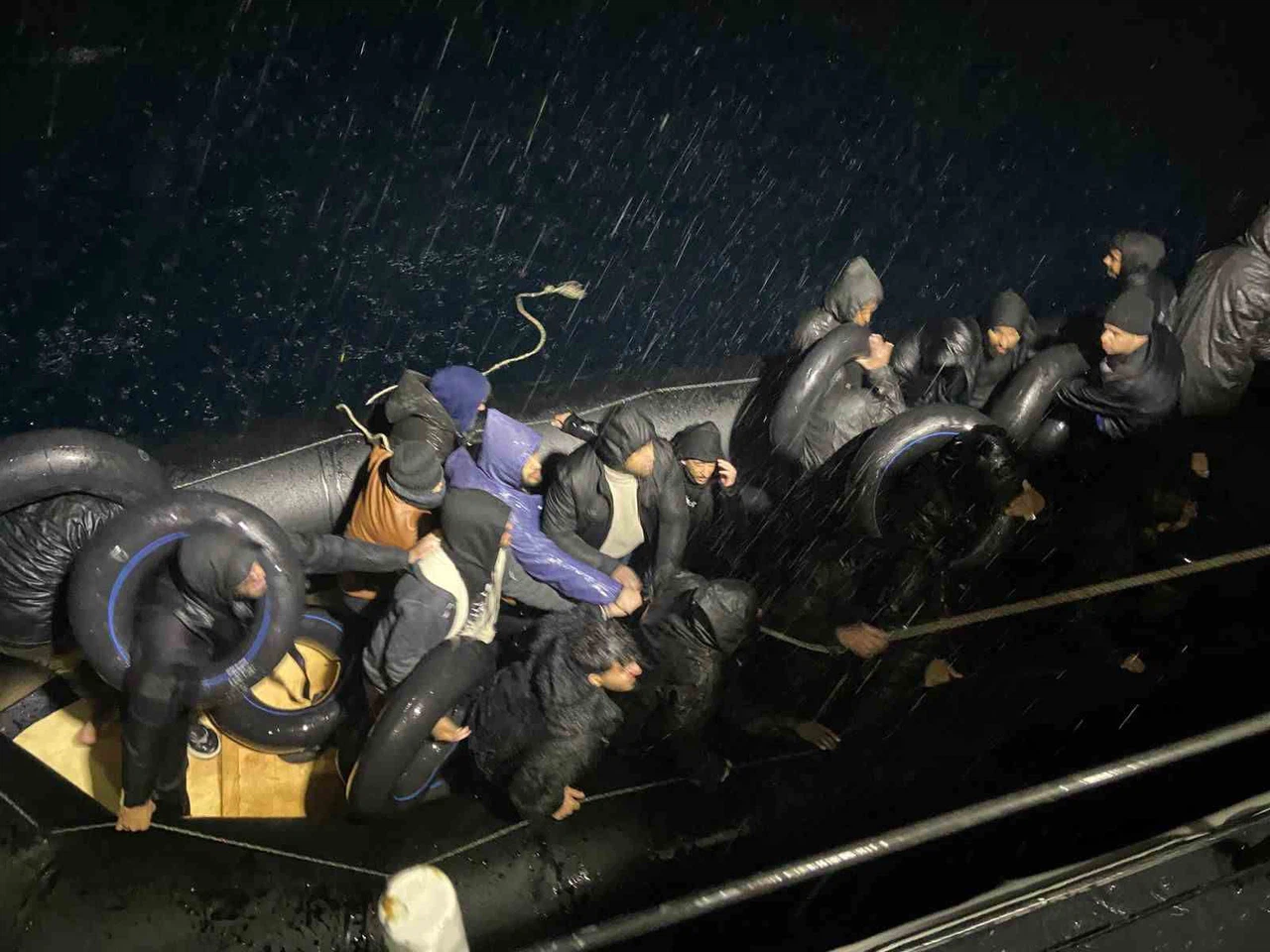 Zorlu hava koşullarında sürüklenen bot: 26 Göçmene nefes aldıran operasyon!