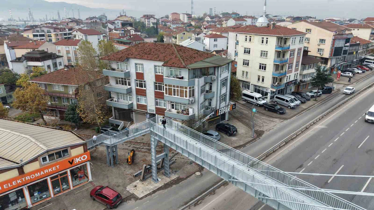 Üst geçit yıkıldı ama sorun yerinde kaldı... Evin içini gösteren geçit 1 metre uzağa taşındı!