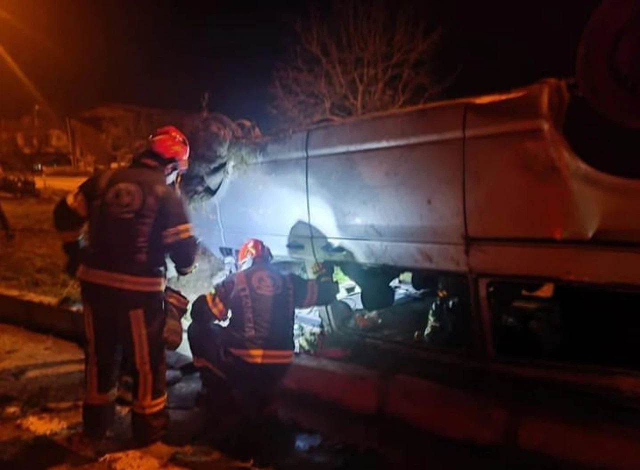 Direksiyon hakimiyetini kaybetti, otomobil refüje uçtu!