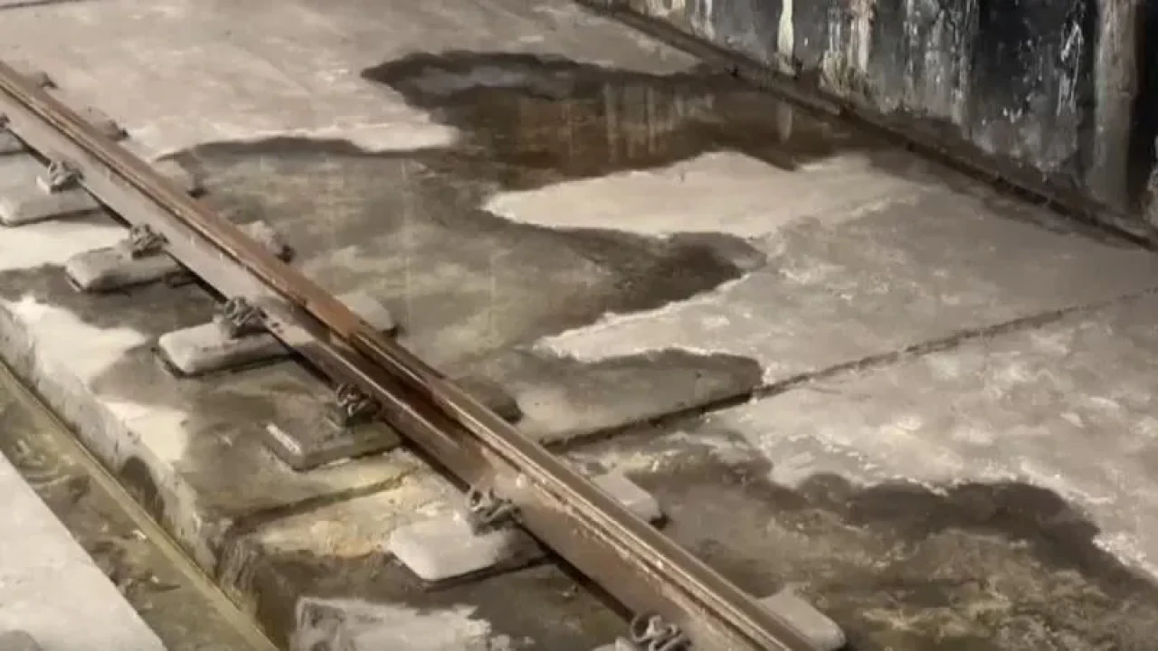 İSKİ şebekesi patladı, metro istasyonuna su sızdı