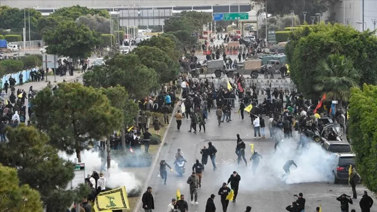 Hizbullah destekçileri havalimanına saldırdı: 23 asker yaralandı