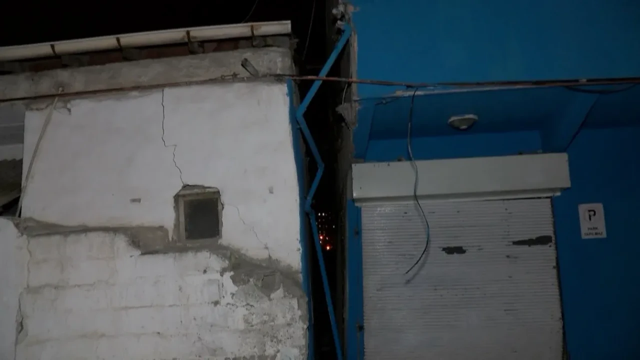 Toprak kayması nedeniyle dört bina tahliye edildi, mahalle sakinleri çözüm bekliyor