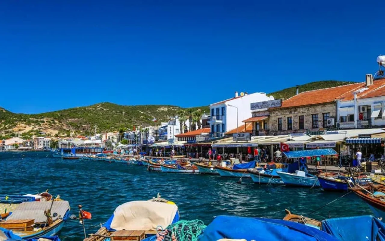 Foça’ya En Kolay Nasıl Gidilir? Otobüs, İZBAN, Minibüs ve Vapur Seçenekleri! Eski Foça’ya Ulaşım Rehberi!