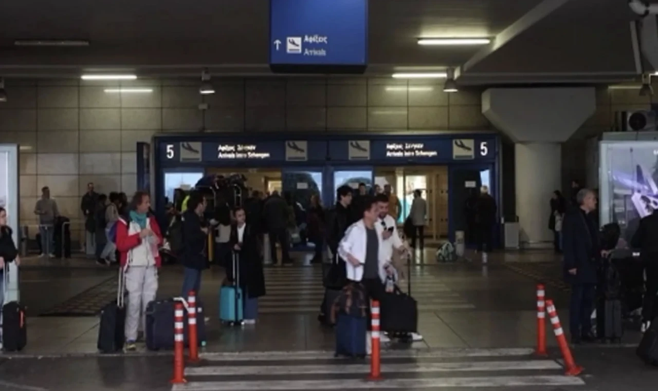 Gemi ve uçaklar tıklım tıklım dolu! Adadan kaçışlar sürüyor