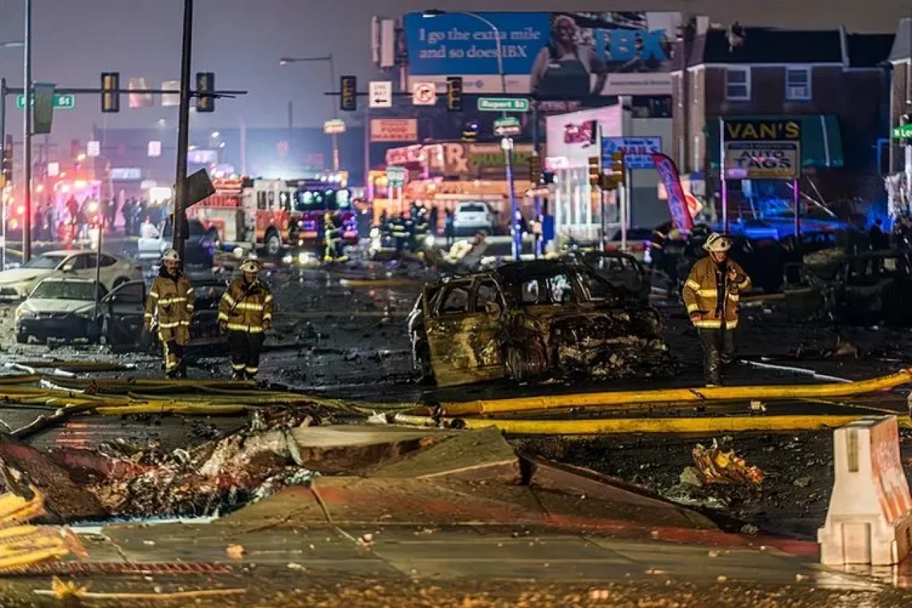 ABD’de Ambulans Uçak Kaza Yaptı! Evlerin Üzerine Düşen Uçakta Çok Sayıda Kişi Hayatını Kaybetti