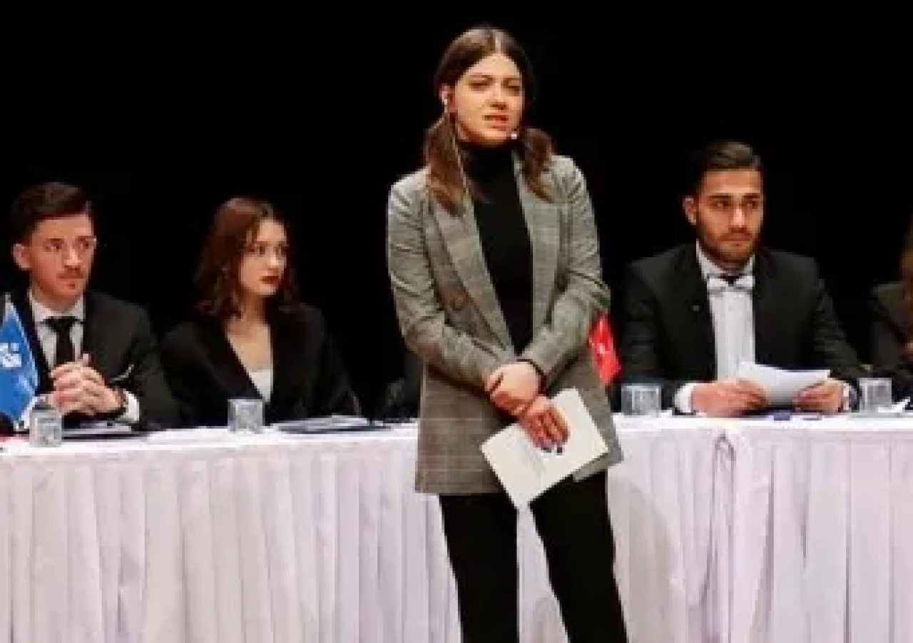 Hilal Kalyoncu Koç Kimdir? AK Parti MYK Üyesi Mi? Kaç Yaşında, Aslen Nereli, Evli Mi? Hayatı ve Biyografisi