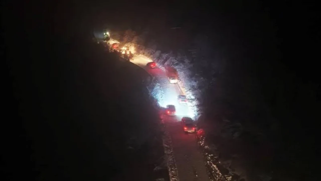 Sakarya'da yoğun kar yağışı: Mahsur kalan 25 araç kurtarıldı