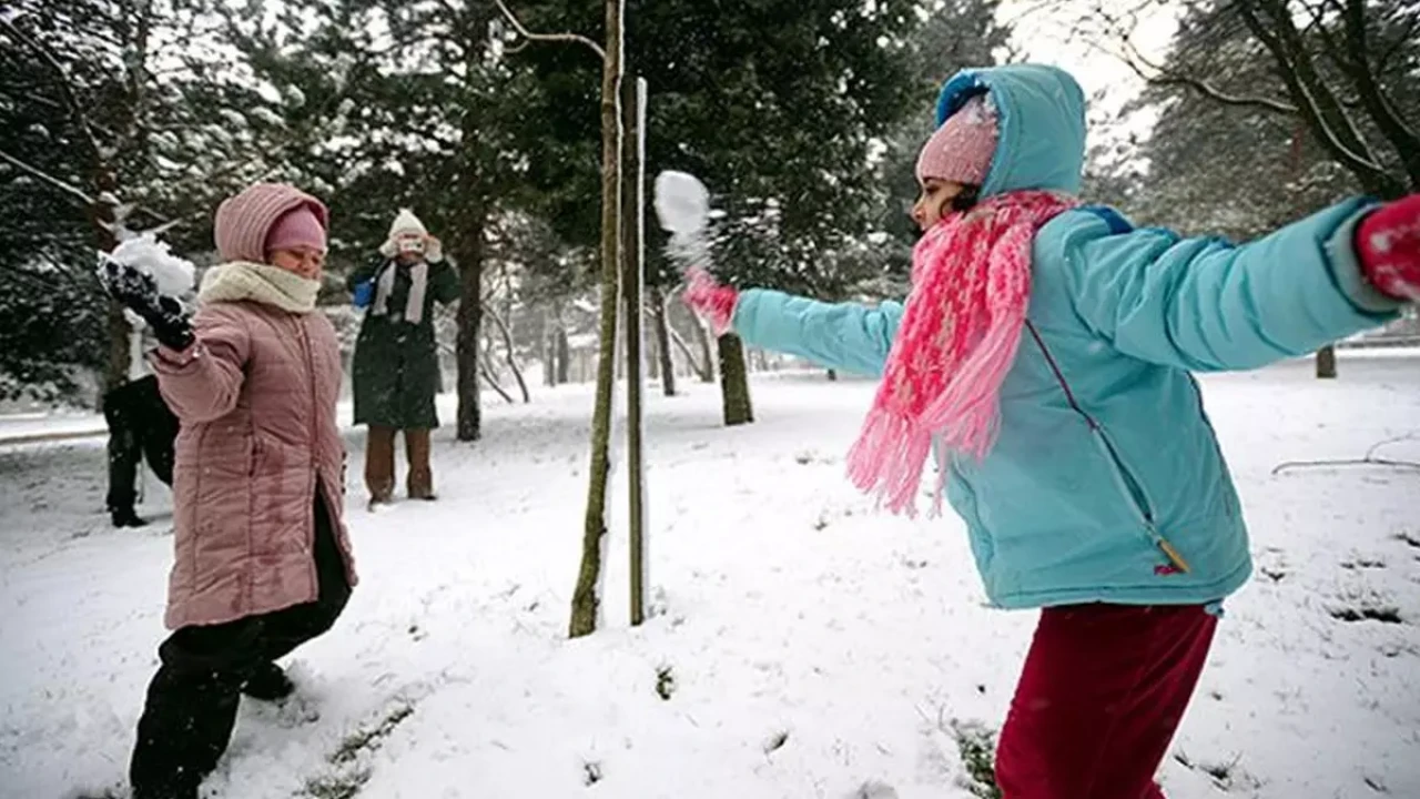 İstanbul’da 12 Şubat Okullar Tatil Mi? Okulların tatil edildiği ilçeler! Valilikten Son Dakika Açıklaması!