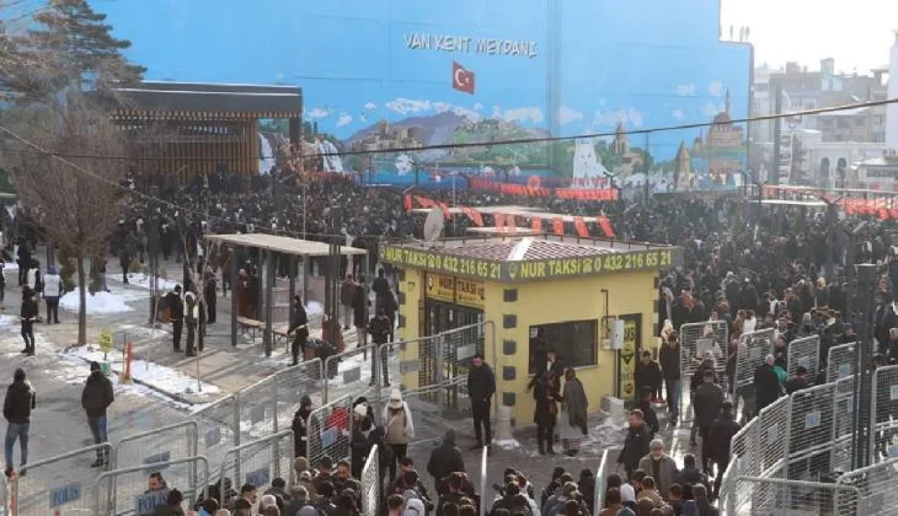 Van, Diyarbakır ve Mersin'de, DEM Parti açıklaması binlerce kişiye ulaştı