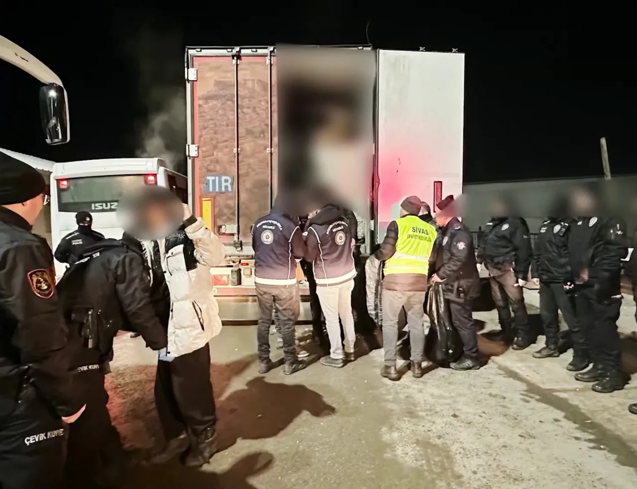 Durdurulan TIR'ın dorsesinden çıkanlar şoke etti: Sürücü tutuklandı