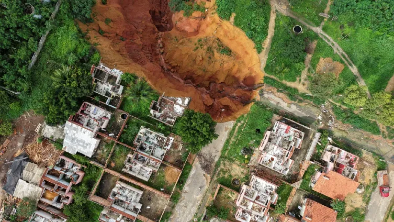 Brezilya'da olağanüstü hal ilan ettiren çöküntüler!