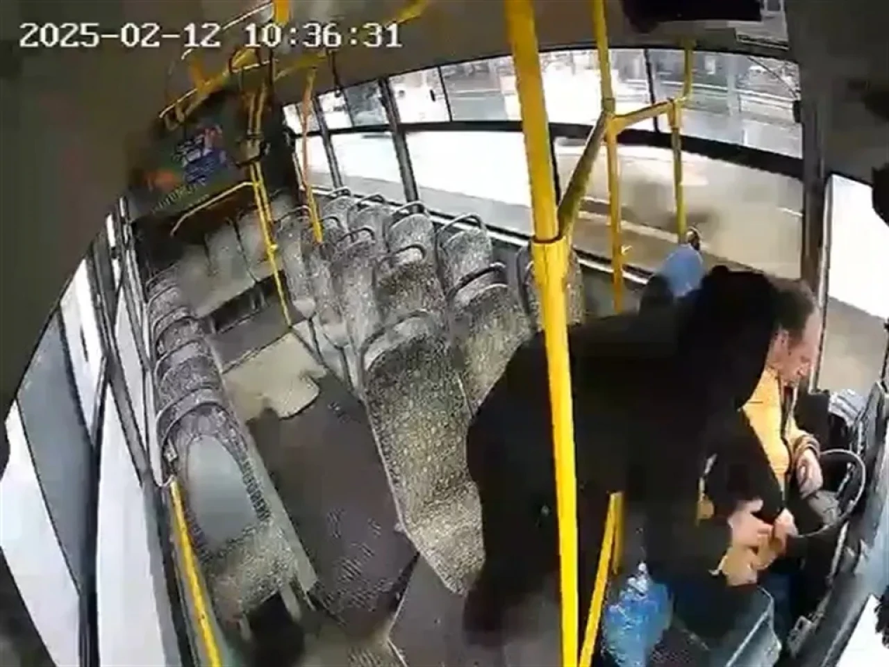 Seyir halindeyken bayıldı: Otobüsü yolcu durdurdu!