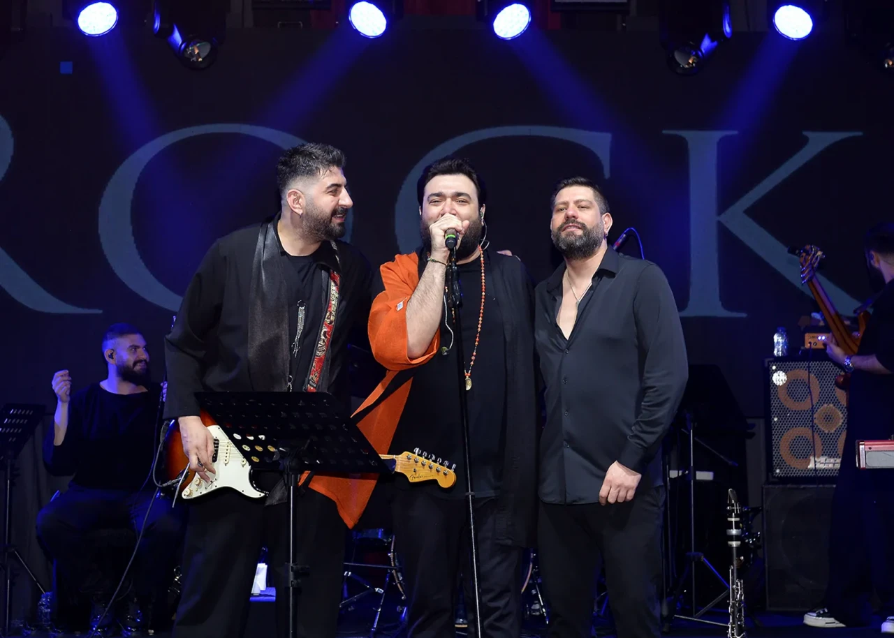 Sakiler, unutulmaz bir konser verdi ve global listelerde yer aldı