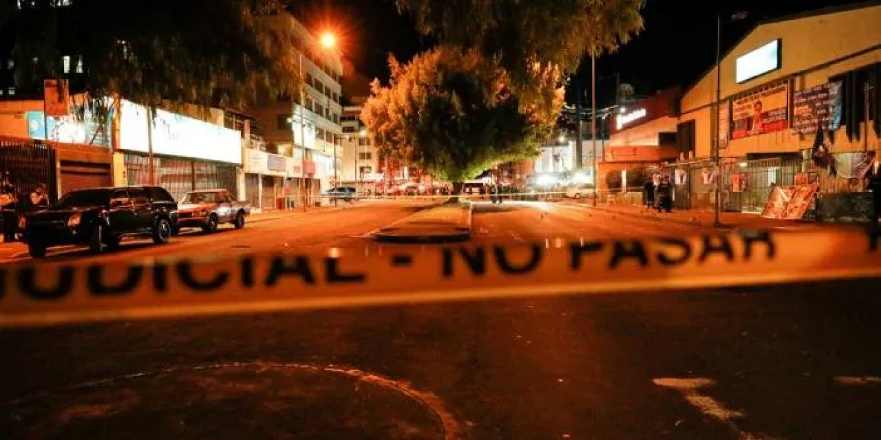 Annesi öldürülen bebek, ıssız bir yolda emeklerken bulundu