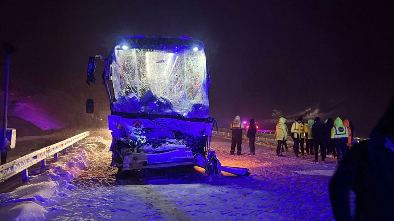 Kar yağışı kaza yaptırdı: 25 yaralı