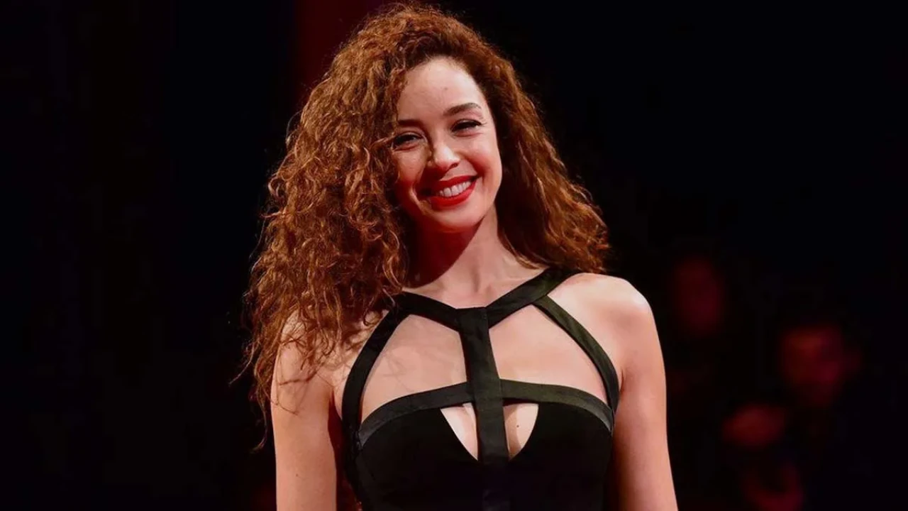 Azra Akın Kimdir? Boyu, Kilosu, Kaç Yaşında? Kısaca Hayatı ve Biyografisi