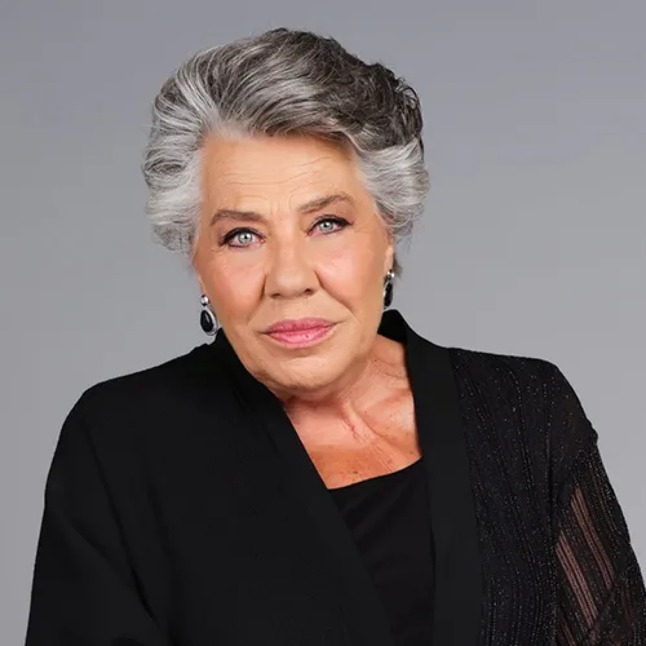 Işıl Yücesoy'un Hayatı ve Biyografisi: Kimdir, Kaç Yaşında, Nereli, Eşi Kim, Çocuğu Var mı, Hangi Dizi ve Filmlerde Rol Aldı?