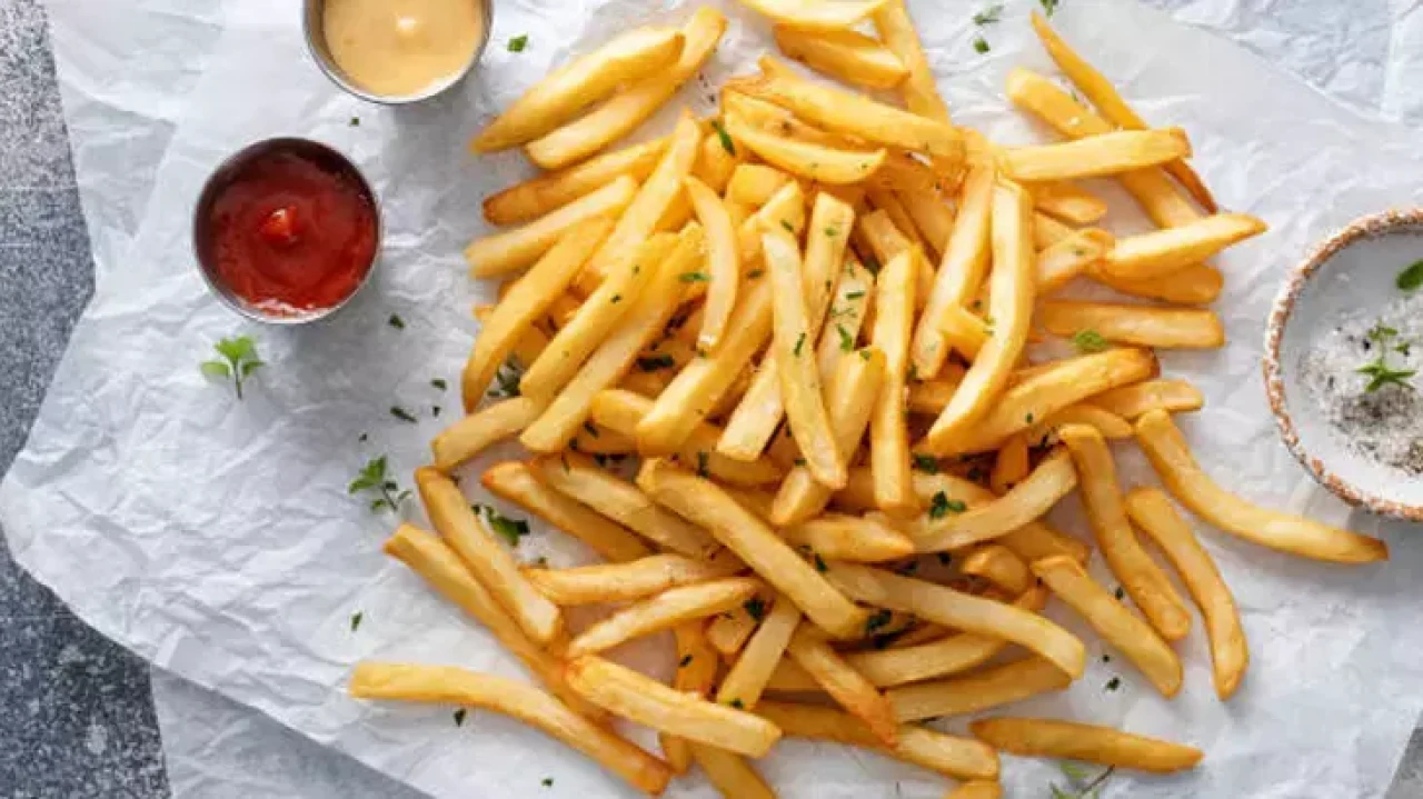 Çıtır Çıtır Patates Kızartmanın Sırrı! Yağ Çekmesini Önleyen O Yöntem! 1 Kaşık Ekleyin!