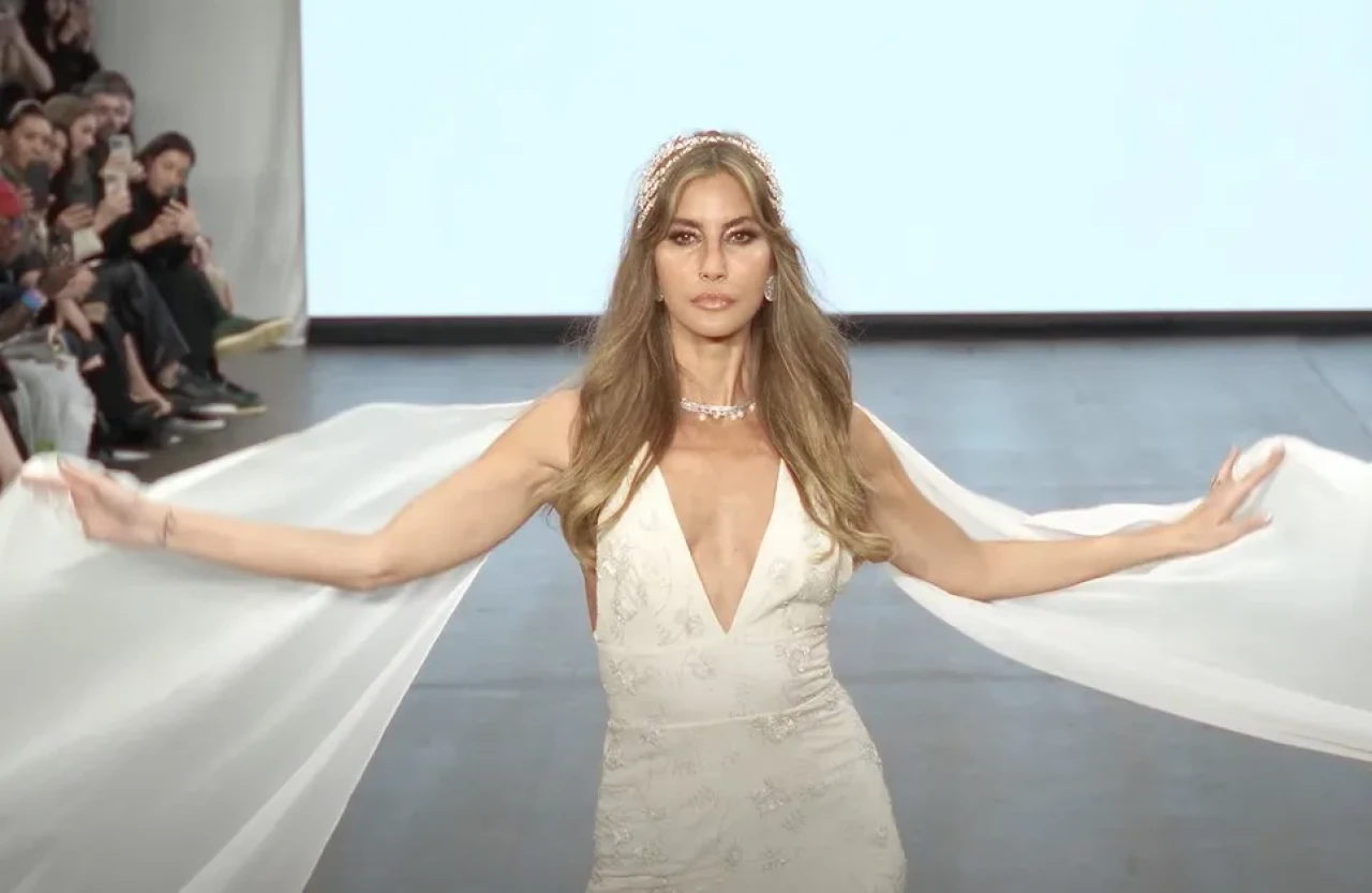 Çağla Şıkel Podyumda Gençlere Taş Çıkararak Londra’yı Büyüledi!