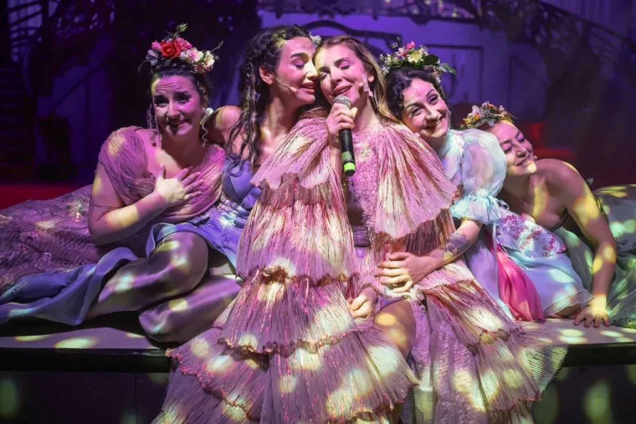 GURUR ve ÖNYARGI* (*gibi bir şey) tiyatro oyunu turneye çıkıyor