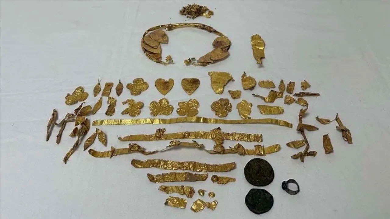 Denizli’de Tarihi Eser Kaçakçılığı Operasyonunda Altın Taç ve Bronz Sikkeler Ele Geçirildi