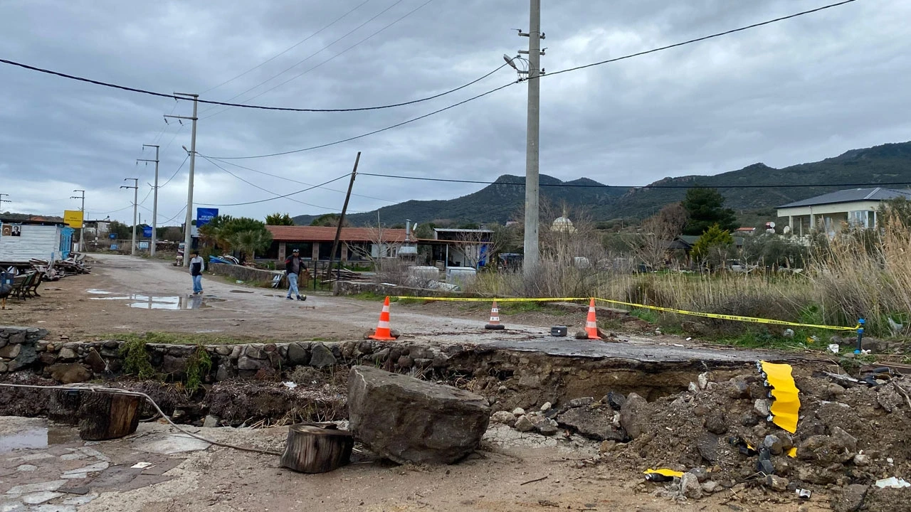 Şiddetli yağışın etkisiyle köprü çöktü sahil yoluna ulaşım kapandı