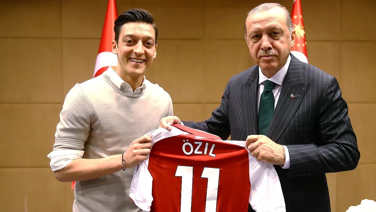 AK Parti Kongresinde Mesut Özil ve Sinan Akçıl sürprizi!