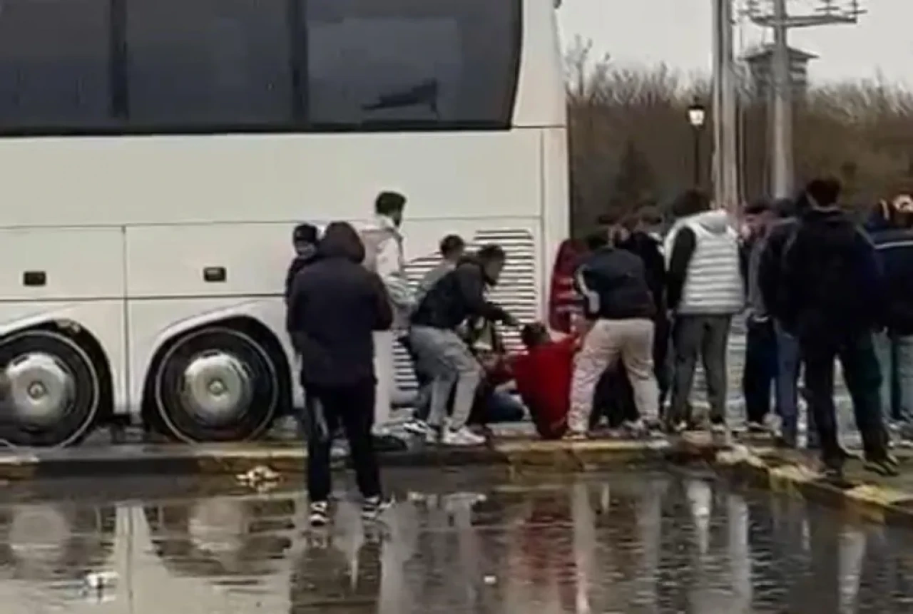 Satır, sopa ve taş... Taraftar grubunun kavgasında kan aktı