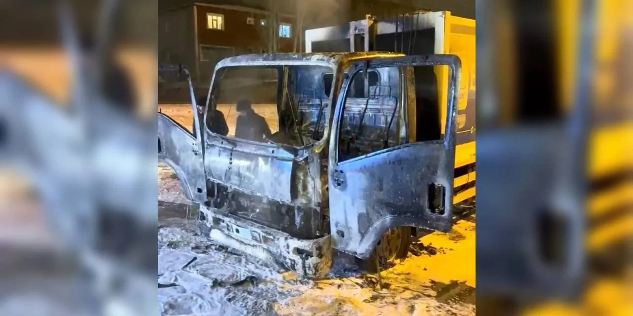 Van'da molotofkokteyli saldırı: Çöp toplama aracı alev alev yandı!